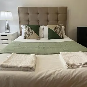  Appartement Ensuite With Kitchen Ext Large With Balcony In Zone 2 Royaume-Uni